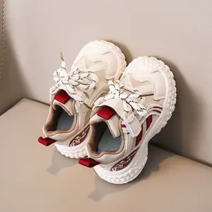 Détails de baskets vintage pour enfants avec tige en mesh et sangles velcro