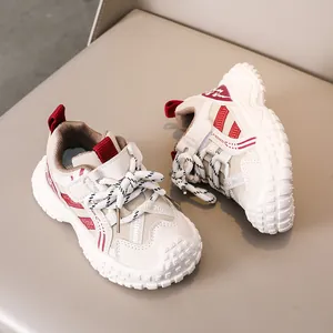 Détail de baskets pour enfants avec tige en mesh et accents de rayures rouges mode
