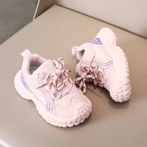 Détail de baskets roses pour enfants avec bandes velcro et tissu mesh doux