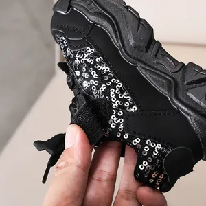 Détail de baskets pour filles avec paillettes brillantes et fermeture à scratch pratique