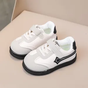 Sneaker classiche color crema per bambini con punta in camoscio grigio e velcro