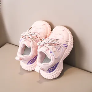 Détails de baskets roses pour enfants avec fermeture velcro et maille respirante