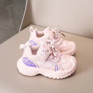 Vue détaillée de baskets roses pour enfants avec tige en mesh et motifs de montagne