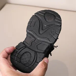 Gros plan de la semelle en caoutchouc antidérapante noire avec rainures pour chaussures d'enfants