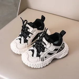 Détails de baskets enfant noir et blanc avec bout renforcé et tissu en maille respirante