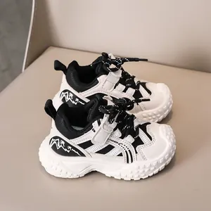 Détail de baskets pour enfants avec panneaux noirs et blancs et graphique de montagne
