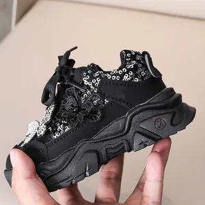 Détails de baskets noires pour filles avec paillettes, dentelle et nœud en strass