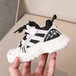Détail de baskets enfant noir et blanc avec scratch et semelle épaisse antidérapante