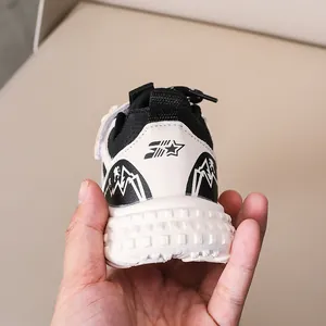 Gros plan du talon de baskets pour enfants avec logo étoile et semelle épaisse antidérapante