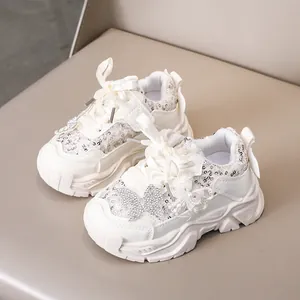 Baskets blanches pour filles avec paillettes, nœuds et détails de papillon floral en strass
