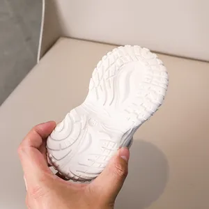 Gros plan sur la semelle blanche antidérapante pour chaussures de sport enfant, taille 28