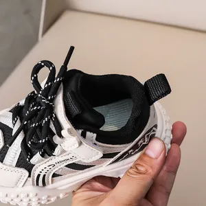 Vue détaillée des baskets pour enfants avec étiquettes mode et tissu en maille respirant