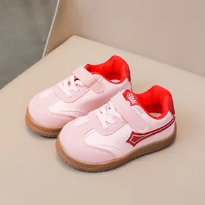 Scarpe casual rosa per bambini con inserti in camoscio, velcro e suola in gomma