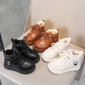 Vue détaillée des bottes d'hiver pour enfants avec doublure peluche en marron, noir et beige