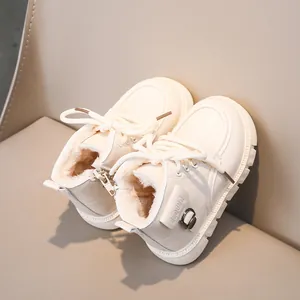Détail de la doublure en fourrure et semelle épaisse antidérapante de bottes d'hiver