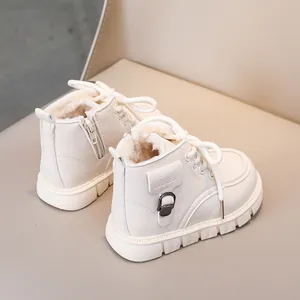 Vue détaillée de la doublure en peluche chaude et du zip sur bottes neige pour enfants