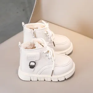 Détail de la doublure en laine chaude et de la fermeture éclair des bottes d'hiver enfant