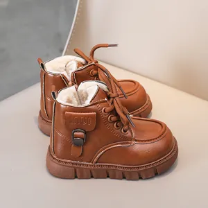 Gros plan de bottines pour enfants en marron avec doublure en polaire et boucle latérale