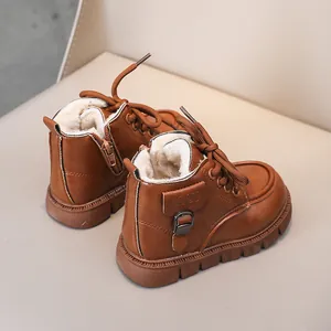 Détail de bottes d'hiver pour enfants avec doublure pelucheuse et fermeture éclair