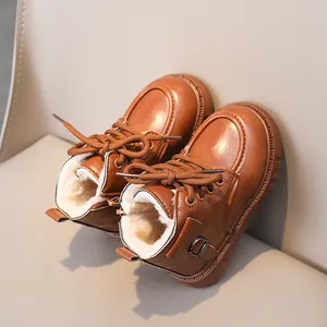 Détail de la doublure en fourrure synthétique et fermeture éclair des bottes enfant