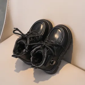 Détail de bottines noires pour enfants avec doublure pelucheuse et semelle antidérapante
