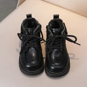 Détail de bottes noires pour enfants avec doublure en fausse fourrure et fermeture éclair latérale