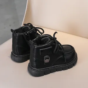 Détail de bottes noires pour enfants avec doublure en fourrure chaude et semelle en gomme