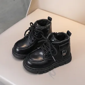 Gros plan de bottes noires pour enfants avec doublure pelucheuse et texture en cuir