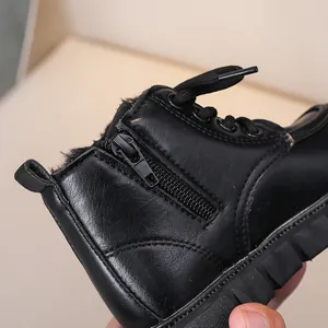 Gros plan sur bottes noires enfant montrant fermeture éclair, cuir et doublure en peluche