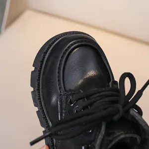 Détail de bottes d'hiver noires pour enfants avec doublure pelucheuse et coutures