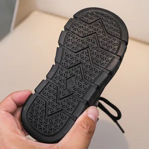 Vue détaillée de la semelle en caoutchouc antidérapante avec motifs pour bottes enfant