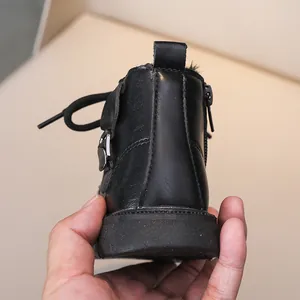 Détail de bottines noires pour enfants avec fermeture éclair latérale et doublure chaude