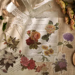 Detailaufnahme von Vintage-Blumen-Scrapbooking-Papier auf strukturiertem Leinen