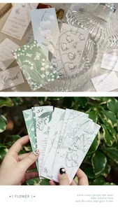 Detail van lelie van dalen papieren bladwijzers met een reliëftextuur en bloemmotieven