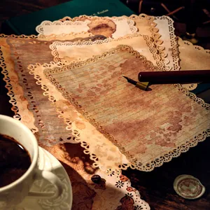 Papier de scrapbooking rétro avec dentelle découpée au laser et textures de papier brûlé