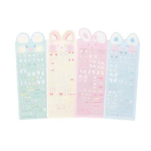 Lot de quatre autocollants décoratifs en PET avec animaux mignons en rose, bleu, jaune et vert