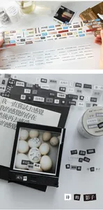 Detalle de pegatinas chinas de PET sobre papel oscuro para decoración de diarios