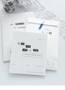 Detalle de blocs de notas de poesía artística y cinta decorativa de diseño minimalista