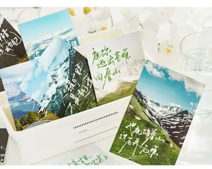 Künstlerische Postkarten mit Bergmotiven und Kalligraphie in einer Aufbewahrungsbox