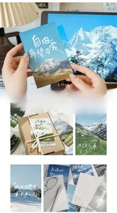 Makroaufnahme von Postkarten mit Bergmotiven und inspirierender chinesischer Kalligrafie