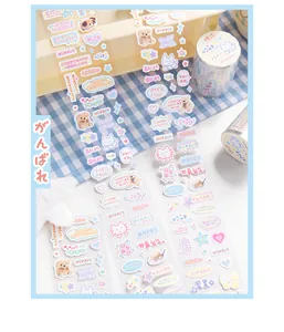 Detalle de lindas pegatinas de animales y cinta washi sobre fondo de cuadros azul