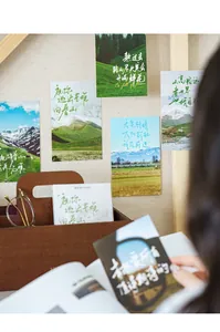 Postkarten-Set im künstlerischen Stil mit Naturlandschaften und Zitaten in einer Box