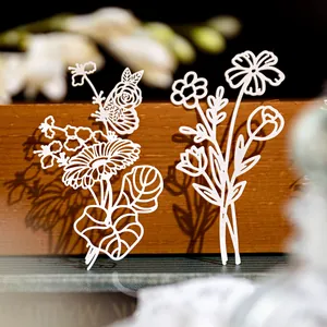 Spitzen-Papierkarten mit Rosen- und Schmetterlingsmotiven auf einem Holzsockel