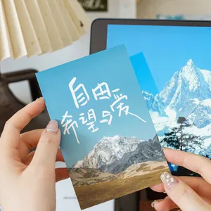 Postkarte mit schneebedeckter Berglandschaft und chinesischem Text für Freiheit und Liebe