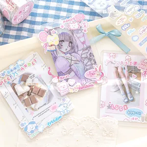 Funda toploader DIY decorada con pegatinas de anime y charms pastel sobre encaje