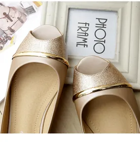 Detail von champagnerfarbenen Peeptoe-Ballerinas mit Glitzer-Finish und Metallakzenten