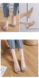 Tripla vista di ballerine beige a punta aperta con fiocco su parquet caldo