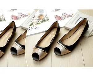Detail von Peep-Toe-Flachschuhen aus schwarzem Leder mit goldener Glitzerstoff-Heftung