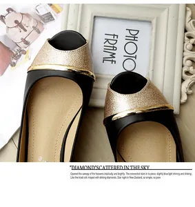Detail von schwarzen Peep-Toe-Flats mit goldenen Glitzerkappen und Metallakzenten