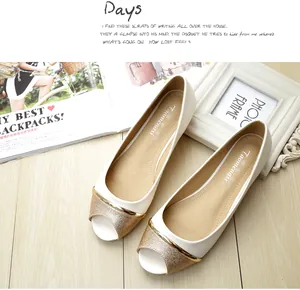 Nahaufnahme beiger Peep-Toe Flachschuhe mit goldenem Glitzer und Metall-Verzierung